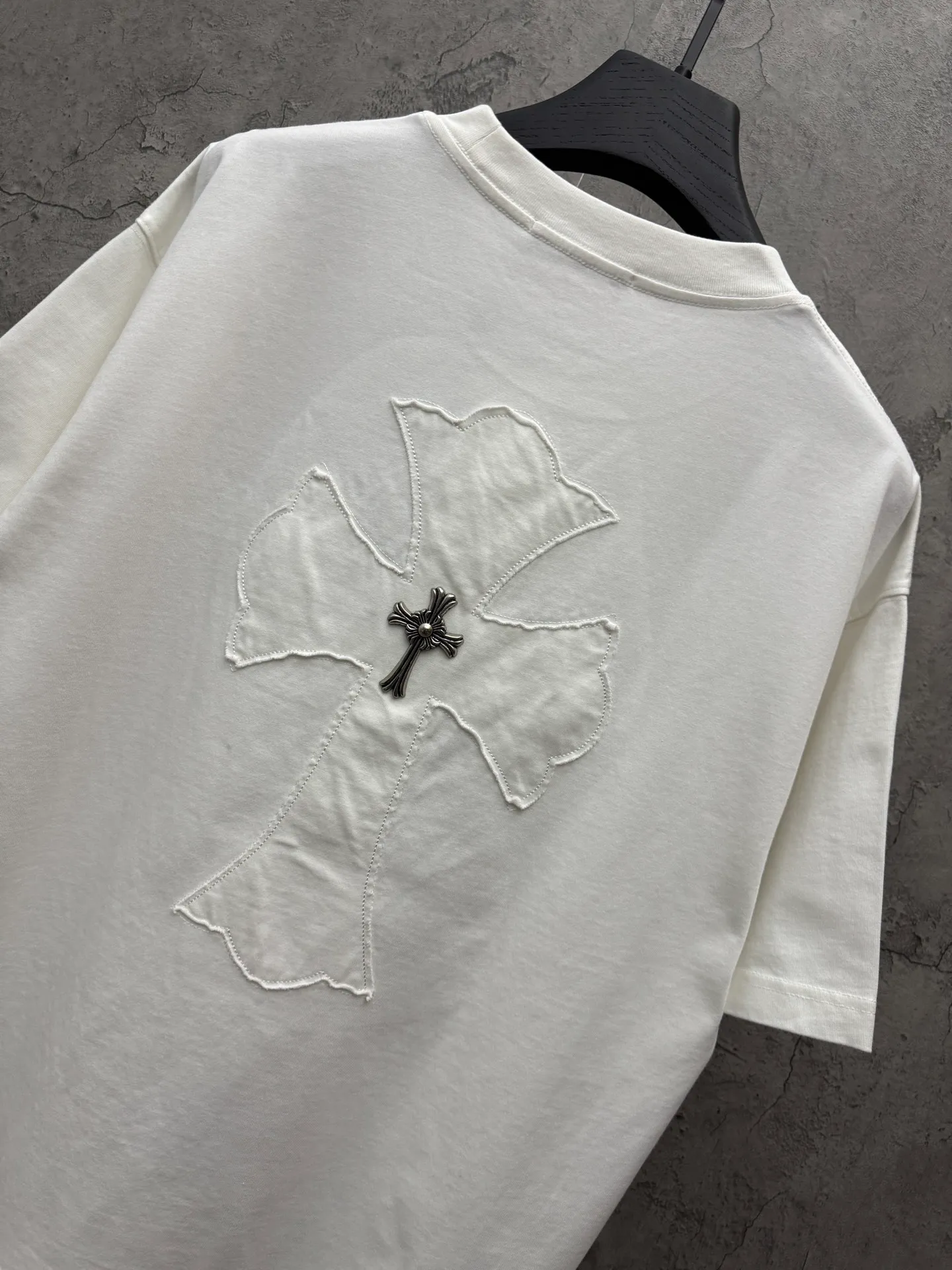 P180 top version, real shot without P, ​​different from market currency) 𝗖𝗵𝗿𝗼𝗺𝗲 𝗛𝗲𝗮𝗿𝘁𝘀/Croxin 2026 spring new original single counter American laser burnt patch embroidered couple short sleeves 👑The highest version! Customized fabric 300 grams, best-selling model at the counter, very comfortable to wear. Accessories: original molded and authenticated collar label ➕ 100% silk wash water label. Genuine purchase-grade original hangtag➕matching hanging rope➕3D hanging beads➕original packaging bag. Craftsmanship: The original version has consistent wiring! The highest version of the armhole matching technique! Color: White Black Size: S M L XL Style No.: 26-2028